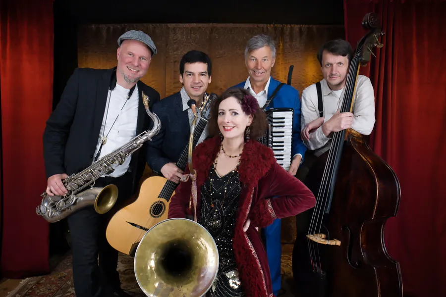 De Strawanza — Bandfoto vor rotem Vorhang